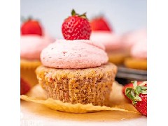 草莓控福音！松軟香甜的草莓紙杯蛋糕